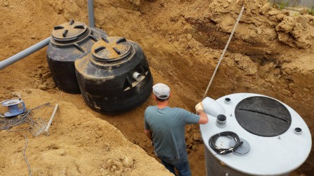 Red de saneamiento y depuracion de una vivienda con el nivel mas bajo que la red de saneamiento publica.